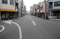 岩田町の交差点方面から来た場合、黄色いテントが目印のフミヤ書店さんを左折